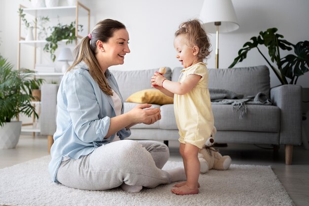 Bambino carino che fa i primi passi