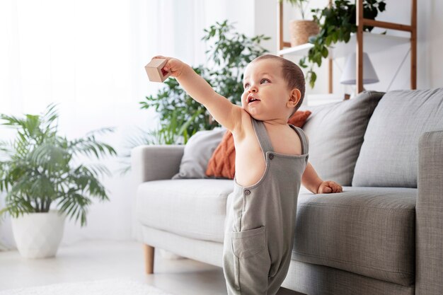 Bambino carino che fa i primi passi