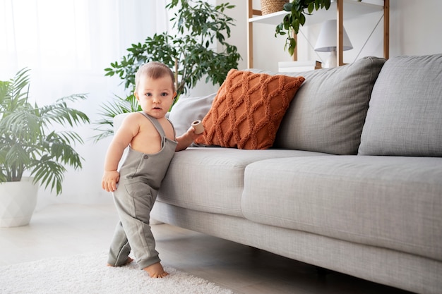 Bambino carino che fa i primi passi