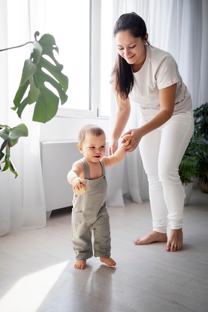 Bambino carino che fa i primi passi