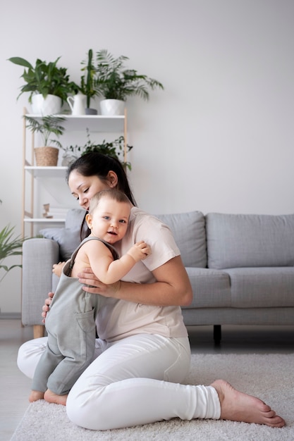 Bambino carino che fa i primi passi