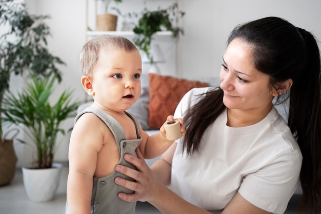 Bambino carino che fa i primi passi