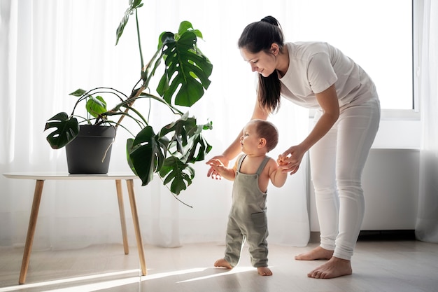 Bambino carino che fa i primi passi