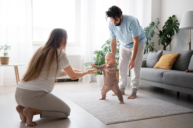 Bambino carino che fa i primi passi