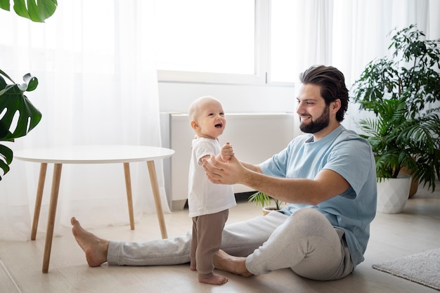 Bambino carino che fa i primi passi