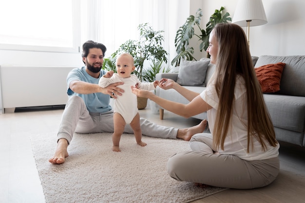 Bambino carino che fa i primi passi