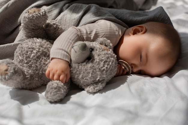 Bambino carino con animale di peluche