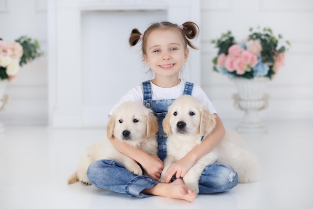 bambino carino con cuccioli di cane