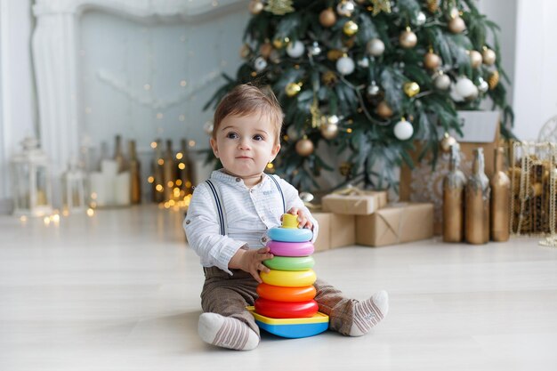 bambino carino con i giocattoli