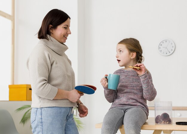 Bambino carino, parlando con la madre