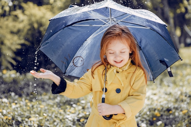 Bambino carino plaiyng in una giornata piovosa