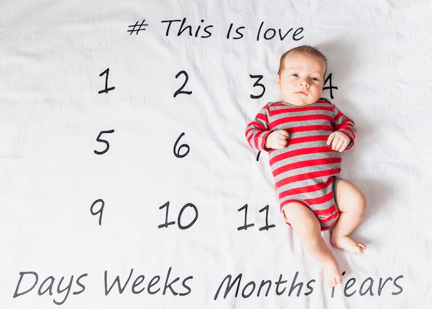 Bambino carino sul corpo a strisce con calendario