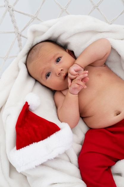 Bambino carino vestito con abiti di Babbo Natale