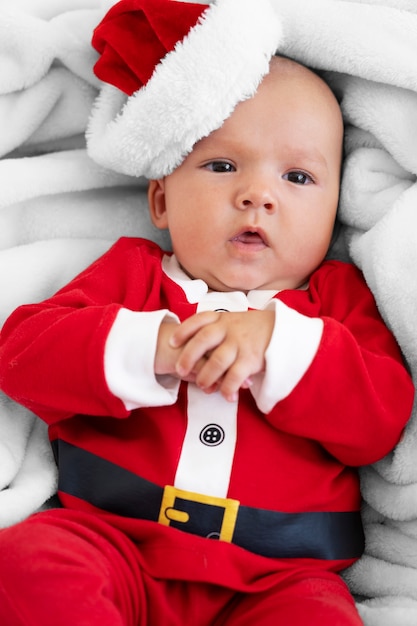 Bambino carino vestito con abiti di Babbo Natale