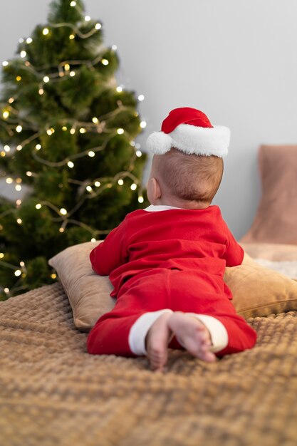 Bambino carino vestito con abiti di Babbo Natale