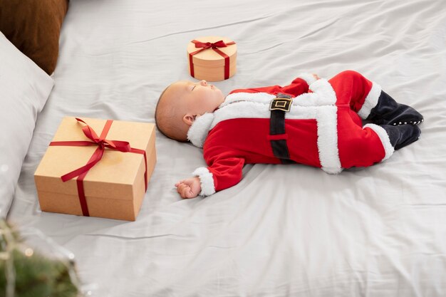 Bambino carino vestito con abiti di Babbo Natale