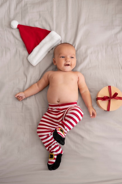 Bambino carino vestito con abiti di Babbo Natale