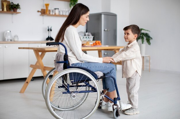 Bambino che aiuta la madre disabile