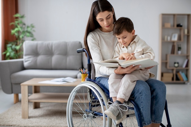 Bambino che aiuta la madre disabile