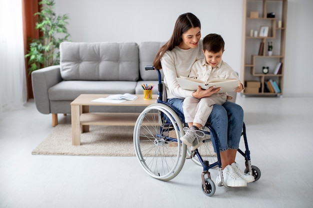 Bambino che aiuta la madre disabile