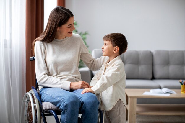 Bambino che aiuta la madre disabile