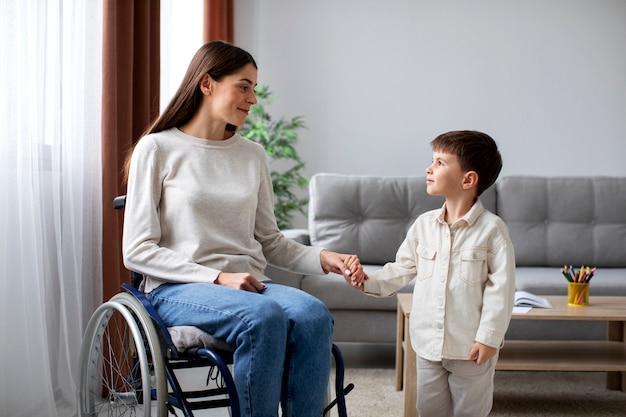 Bambino che aiuta la madre disabile