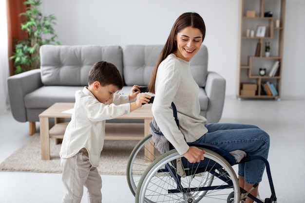 Bambino che aiuta la madre disabile