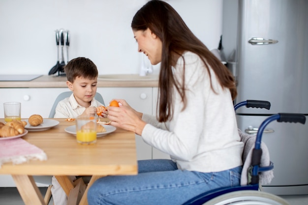 Bambino che aiuta la madre disabile