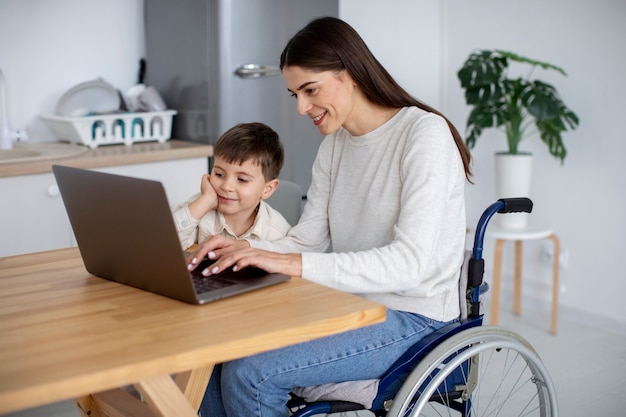 Bambino che aiuta la madre disabile