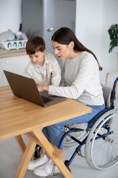 Bambino che aiuta la madre disabile