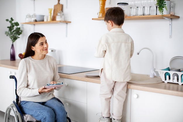 Bambino che aiuta la madre disabile