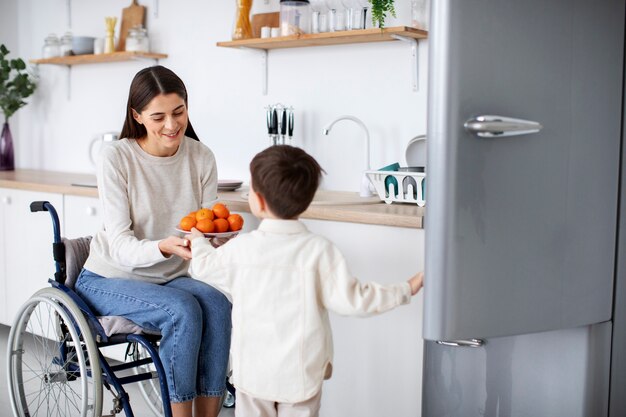 Bambino che aiuta la madre disabile