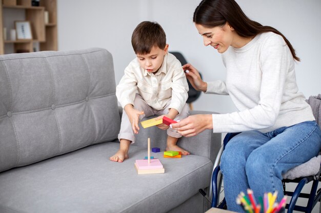 Bambino che aiuta la madre disabile