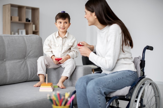 Bambino che aiuta la madre disabile