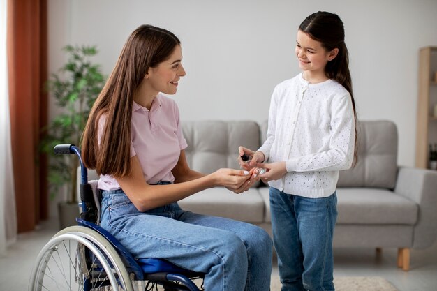 Bambino che aiuta la madre disabile