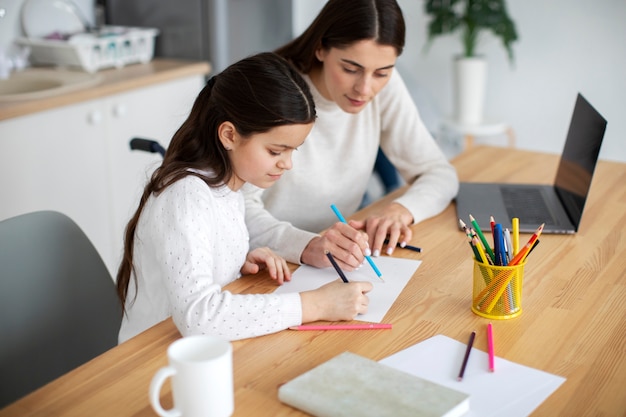 Bambino che aiuta la madre disabile