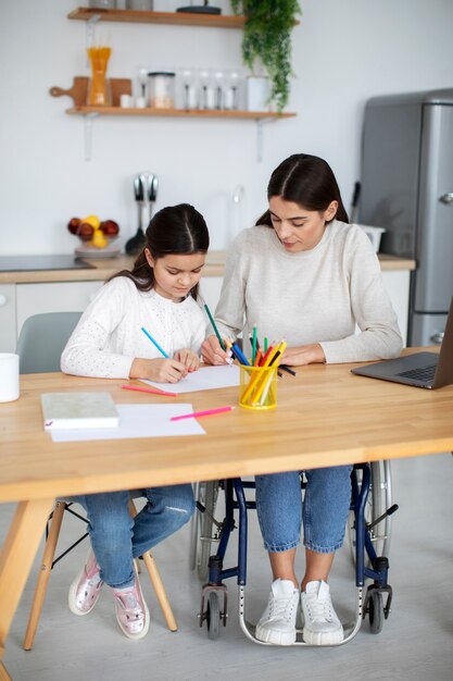 Bambino che aiuta la madre disabile