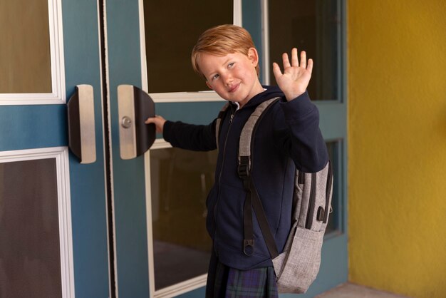 Bambino che cammina per il primo giorno di scuola