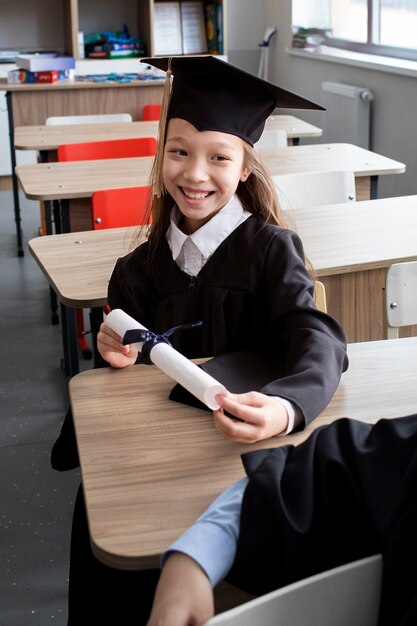 Bambino che celebra la laurea all'asilo