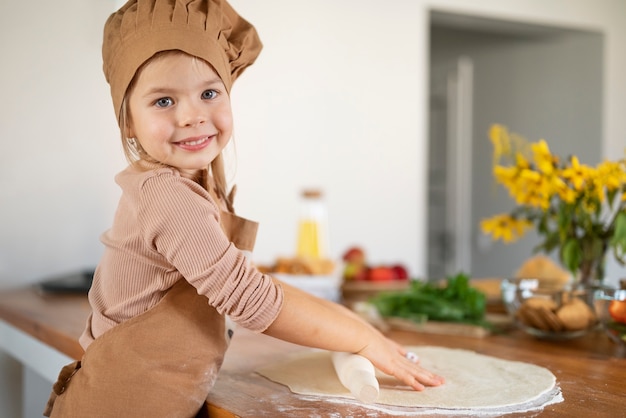 Bambino che cucina e si diverte a casa