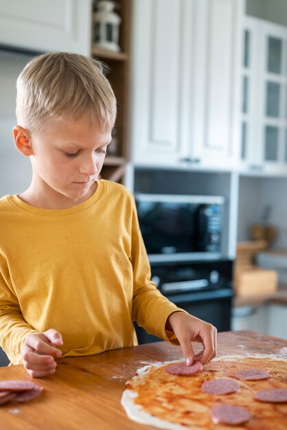 Bambino che cucina e si diverte a casa