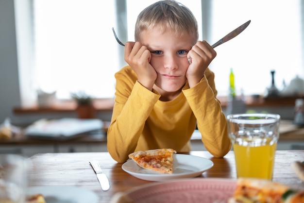 Bambino che cucina e si diverte a casa