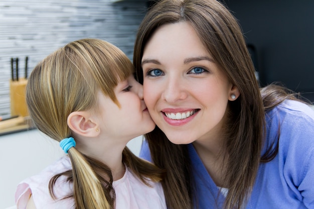 Bambino che dà un bacio a sua madre sulla guancia