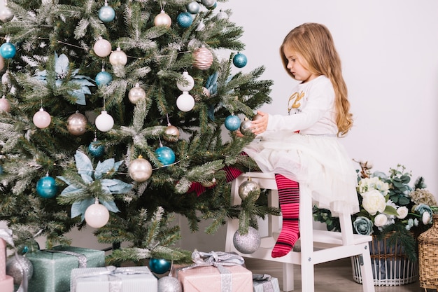 Bambino che decora l&#39;albero di Natale