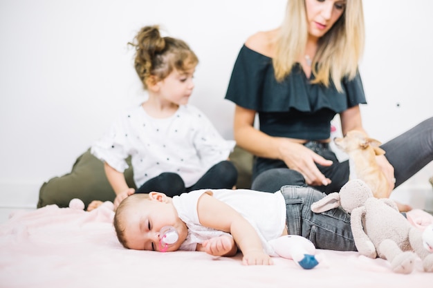 Bambino che dorme nella scuola materna