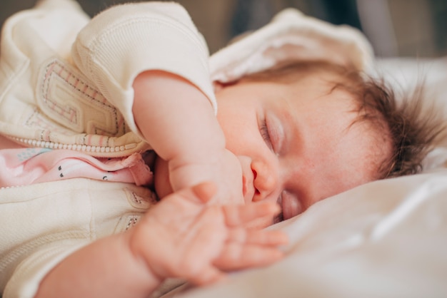 Bambino che dorme sul letto pacificamente