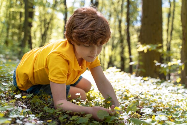 Bambino che esplora la foresta il giorno dell'ambiente