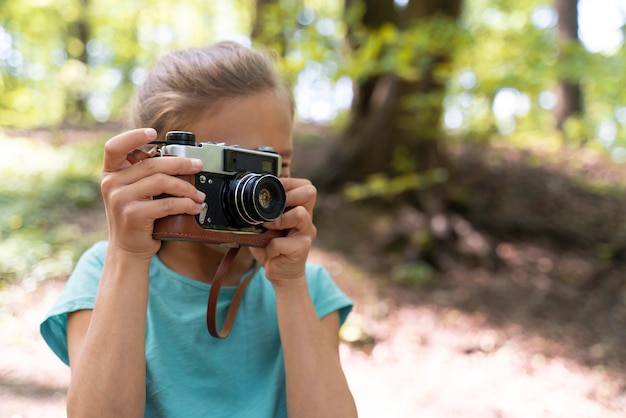 Bambino che esplora la foresta il giorno dell'ambiente