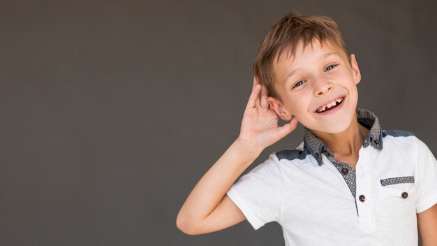 Bambino che esprime felicità con spazio di copia