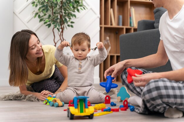 Bambino che fa i suoi primi passi